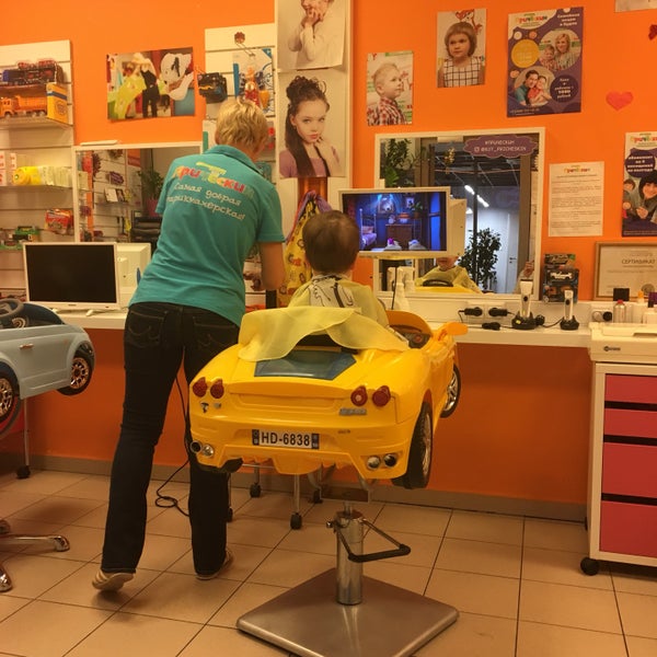 Прически детская парикмахерская. Московская стрижка детская. Мореон детская парикмахерская. Прическин ясенево. Детские кресла для стрижки.