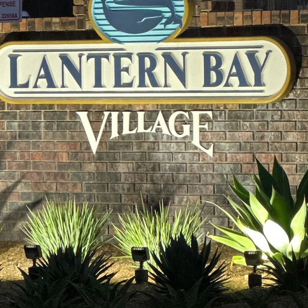 รูปภาพถ่ายที่ Lantern Bay Village Shopping Center Dana Point, CA โดย Scott A. เมื่อ 7/25/2023