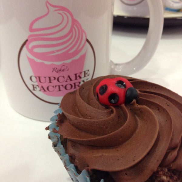 Foto diambil di Reka&#39;s Cupcake Factory oleh Vladis pada 5/8/2014