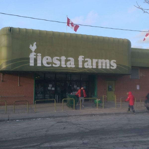 2/13/2015 tarihinde Alexa C.ziyaretçi tarafından Fiesta Farms'de çekilen fotoğraf