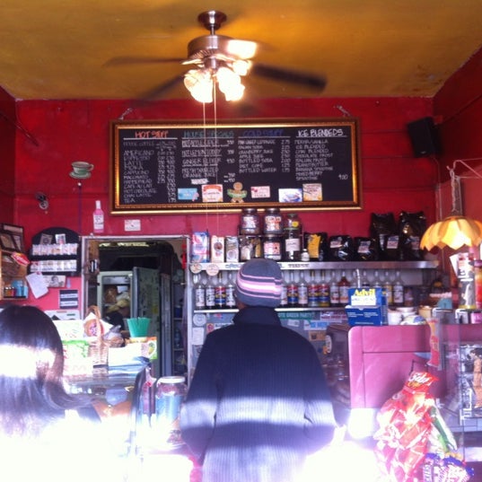 Photo prise au UnUrban Coffee House par David K. le12/14/2012