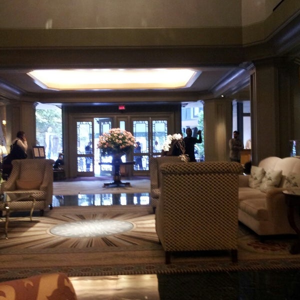 Foto diambil di Windsor Court Hotel oleh Debbie I. pada 3/20/2013
