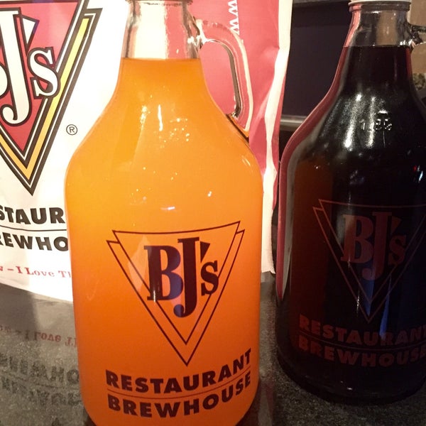 Photo taken at BJ&#39;s Restaurant &amp; Brewhouse by Kurtis Lee H. on 12/1/2015