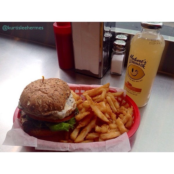 2/2/2014 tarihinde Kurtis Lee H.ziyaretçi tarafından Pearl&#39;s Deluxe Burgers'de çekilen fotoğraf