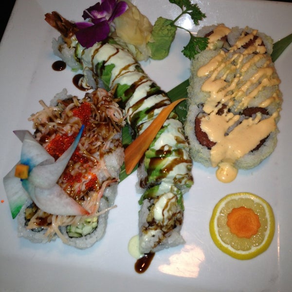 Foto tirada no(a) Mura Japanese Restaurant por Christie Q. em 12/27/2012