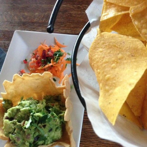รูปภาพถ่ายที่ El Patron Restaurante Mexicano โดย Jenann G. เมื่อ 2/24/2013