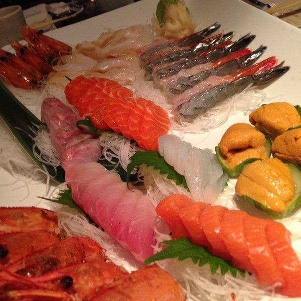 รูปภาพถ่ายที่ Fontana Sushi โดย Kaity N. เมื่อ 10/6/2013
