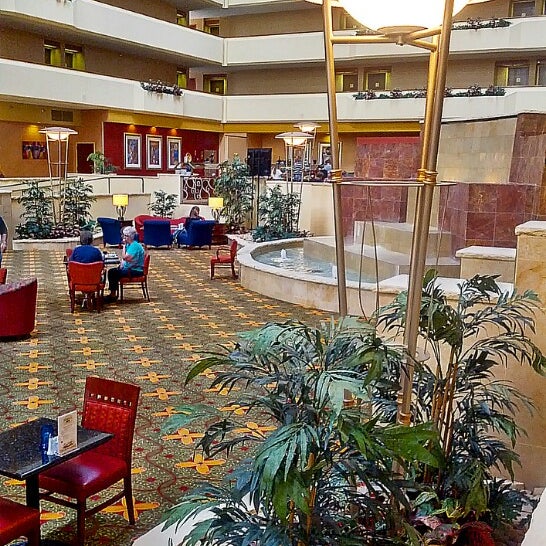 รูปภาพถ่ายที่ University Plaza Hotel And Convention Center Springfield โดย William M. เมื่อ 9/23/2012