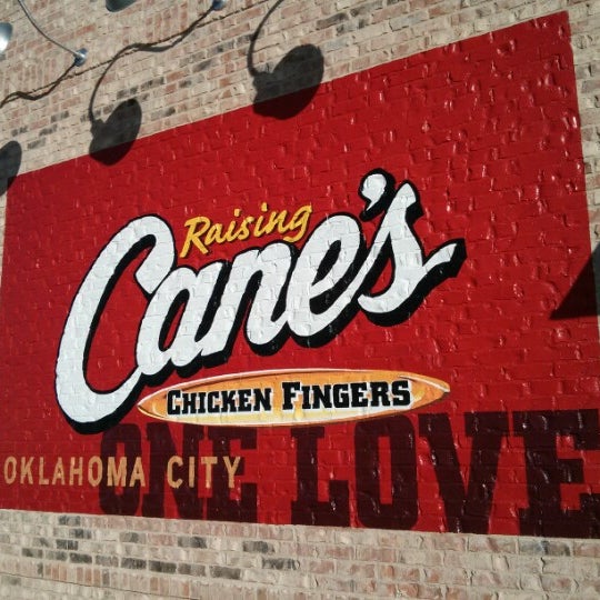 รูปภาพถ่ายที่ Raising Cane&#39;s Chicken Fingers โดย William M. เมื่อ 12/21/2012