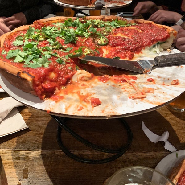 รูปภาพถ่ายที่ Patxi&#39;s Pizza โดย Takeshi S. เมื่อ 11/16/2019
