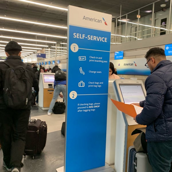 รูปภาพถ่ายที่ American Airlines Ticket Counter โดย Lesa M. เมื่อ 2/18/2019