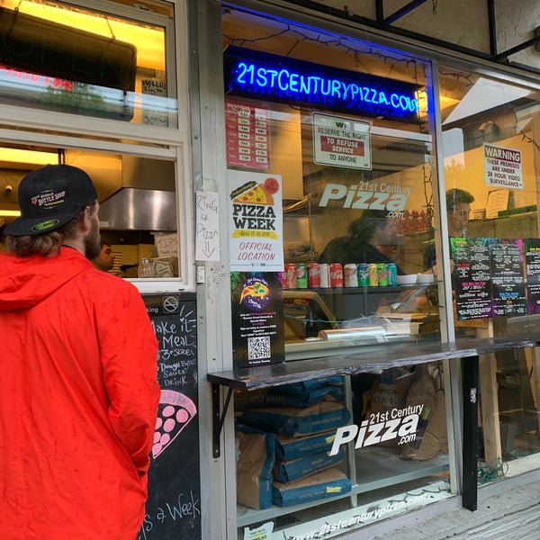 4/20/2019에 Lesa M.님이 21st Century Pizza에서 찍은 사진