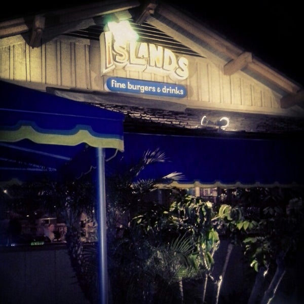รูปภาพถ่ายที่ Islands Restaurant โดย Chris F. เมื่อ 1/11/2013
