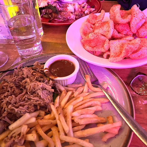 รูปภาพถ่ายที่ Route 66 Smokehouse โดย nancita j. เมื่อ 3/1/2023