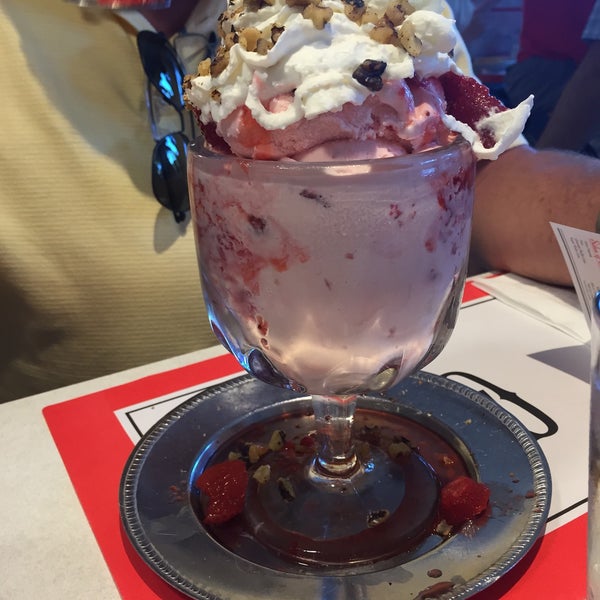 Foto diambil di Cabot&#39;s Ice Cream &amp; Restaurant oleh mary c. pada 7/30/2017