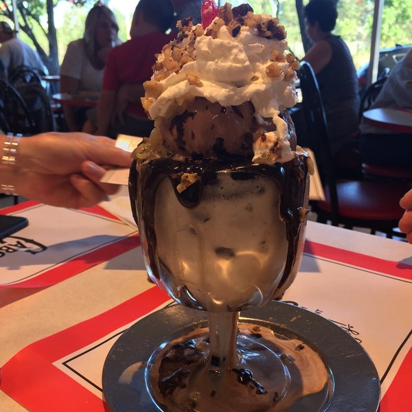 Foto scattata a Cabot&#39;s Ice Cream &amp; Restaurant da mary c. il 7/30/2017