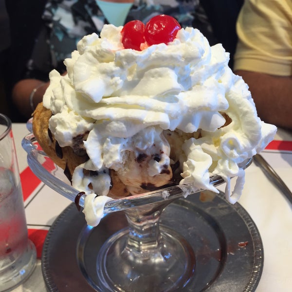 Снимок сделан в Cabot&#39;s Ice Cream &amp; Restaurant пользователем mary c. 7/30/2017