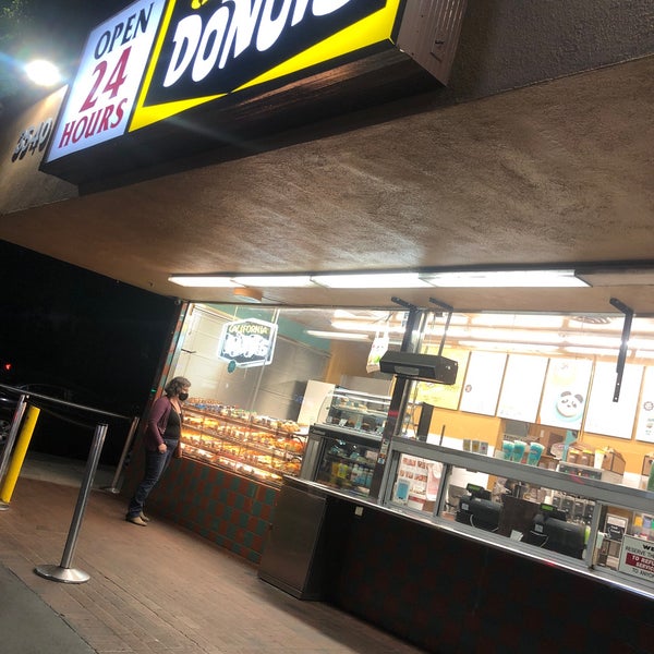 11/30/2021 tarihinde Carlos J.ziyaretçi tarafından California Donuts'de çekilen fotoğraf