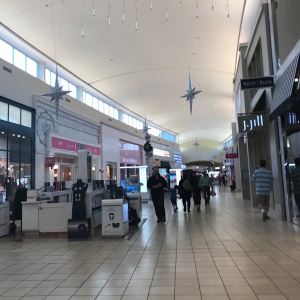 รูปภาพถ่ายที่ Memorial City Mall โดย Courtney M. เมื่อ 11/1/2017