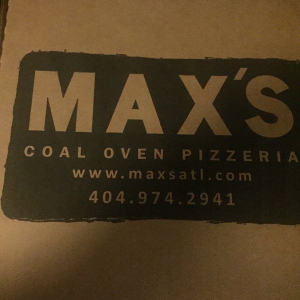 รูปภาพถ่ายที่ Max&#39;s Coal Oven Pizzeria โดย Courtney M. เมื่อ 7/19/2017