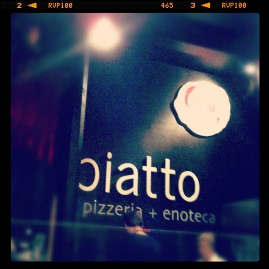 Foto tomada en Piatto Pizzeria + Enoteca  por Pamela Del Mar M. el 10/1/2012
