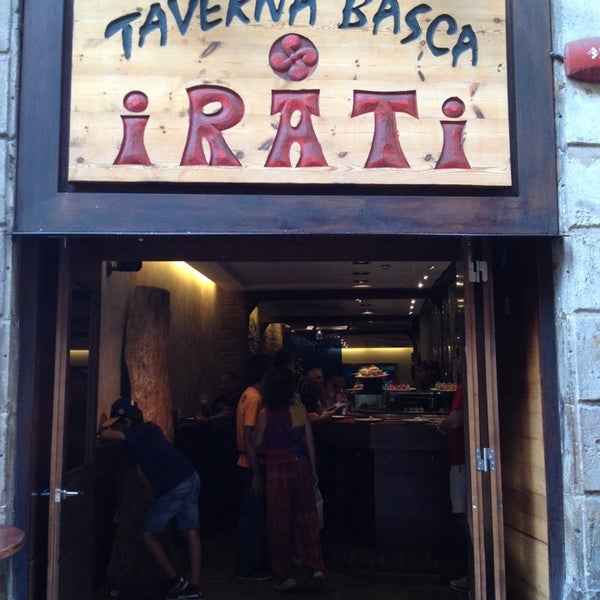 Foto tomada en Irati Taverna Basca  por Elif Y. el 10/20/2014