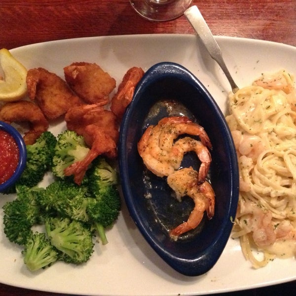Photo taken at Red Lobster by Lau M. on 12/29/2012