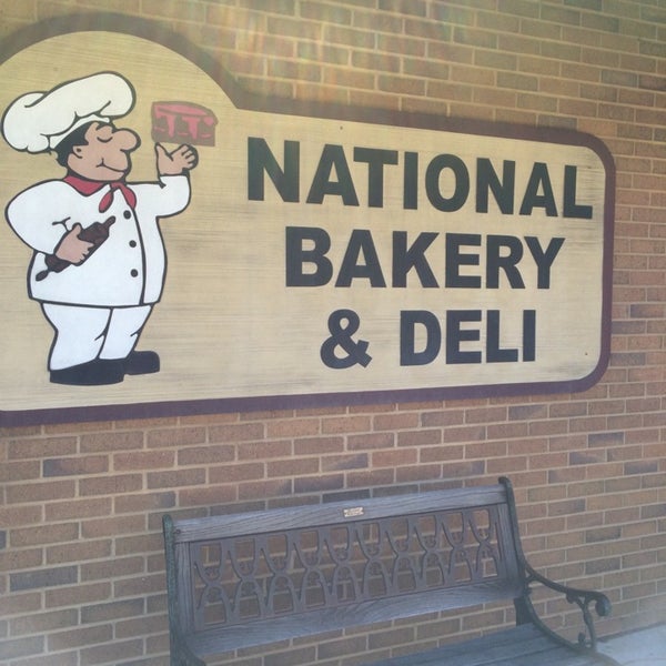 6/6/2014 tarihinde Tony Z.ziyaretçi tarafından National Bakery and Deli'de çekilen fotoğraf