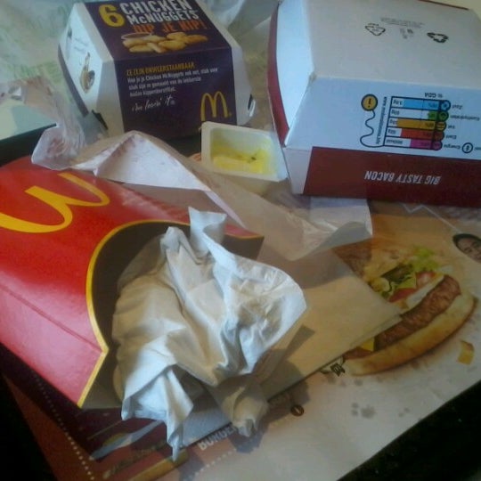 รูปภาพถ่ายที่ McDonald&#39;s โดย Liz S. เมื่อ 10/13/2012