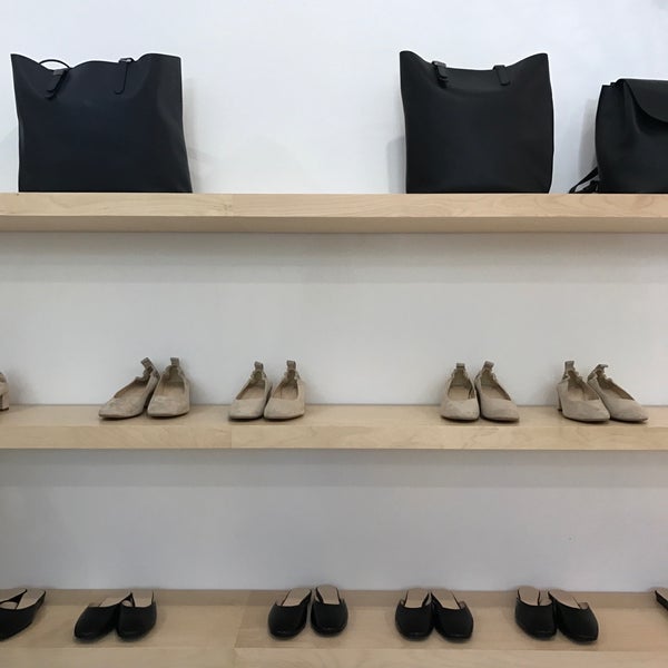 Photo taken at Everlane by June K. on 4/8/2017