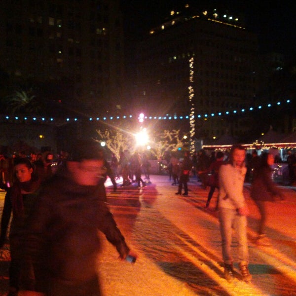 Foto tomada en Pershing Square Downtown On Ice  por Daniel L. el 12/21/2013