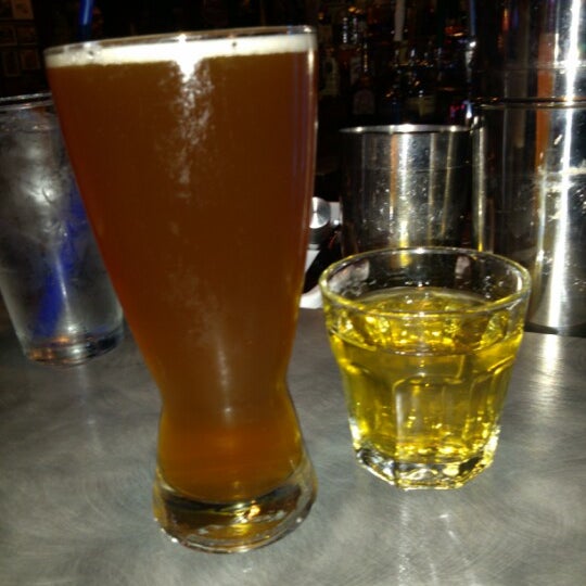 Photo prise au Home Plate GastroPub par Christina B. le12/10/2012