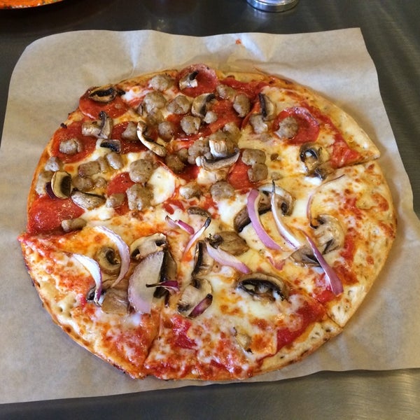 Das Foto wurde bei ZIGZAG Pizza von Helena A. am 5/25/2014 aufgenommen