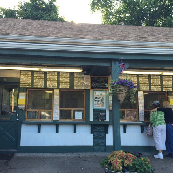 Photo taken at Bedford Farms Ice Cream by Meredith C. on 8/23/2014