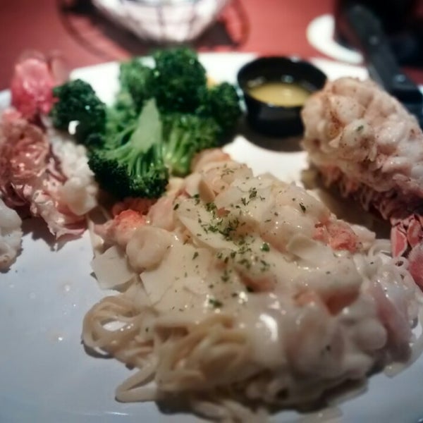 Photo taken at Red Lobster by Leonardo A. on 2/8/2015