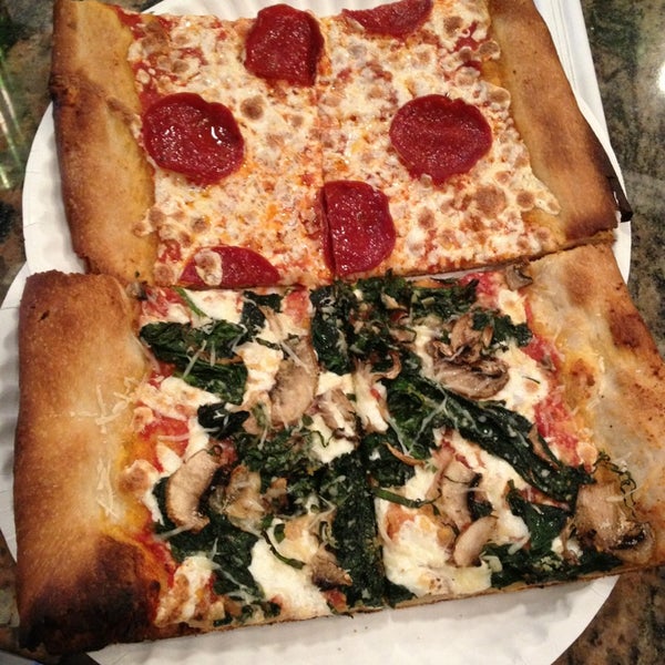 รูปภาพถ่ายที่ Merilu Pizza Al Metro โดย Katie K. เมื่อ 3/26/2013