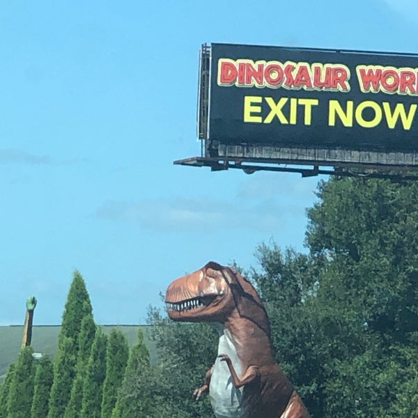 รูปภาพถ่ายที่ Dinosaur World โดย Jean M. เมื่อ 9/21/2019