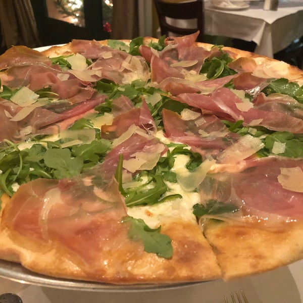 Photo prise au San Giuseppe Coal-Fired Pizza &amp; Cucina par Anna W. le12/15/2017
