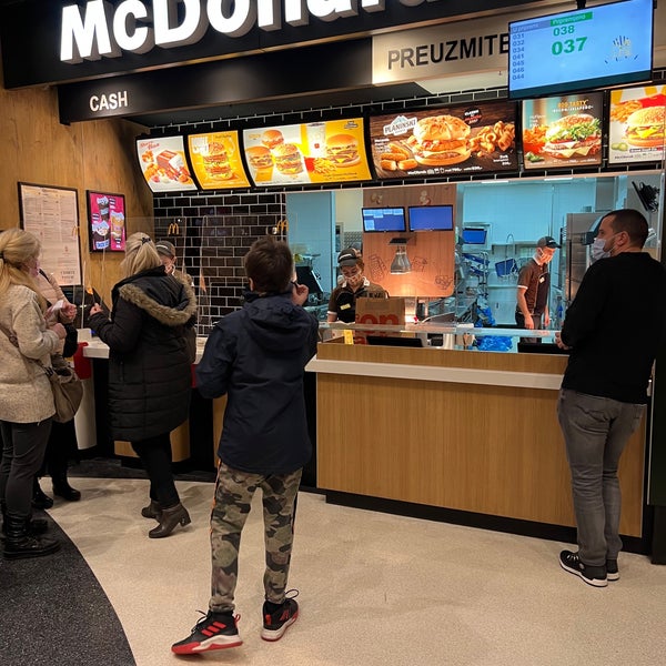 Макдональдс в сербии нависал. Mcdonalds serbia. Макдональдс сербия. Сербский макдональдс. Макдональдс сербия.
