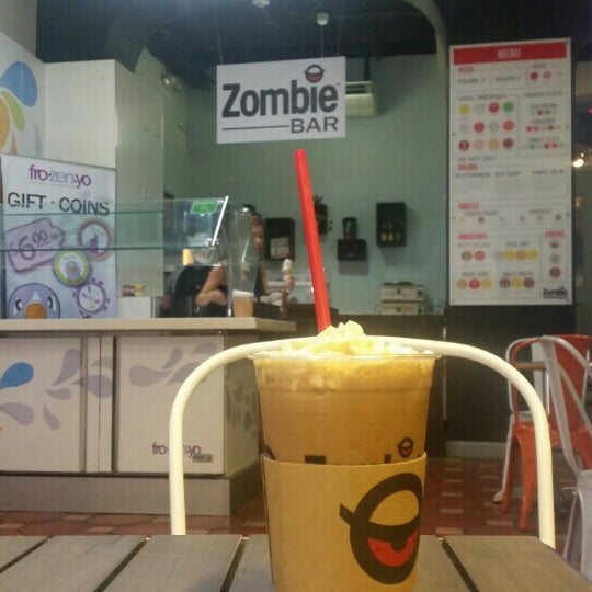 Foto diambil di FROZENYO &amp; Zombie Coffee oleh saket k. pada 11/27/2015