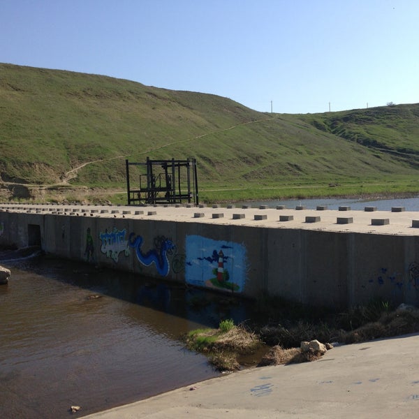 Плотина тамбов. Плотина тетьково. Мост через дудергофский канал. Охтинская плотина. Река касансай плотина.