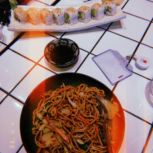 รูปภาพถ่ายที่ oishii wok &amp; sushi โดย Tugce A. เมื่อ 4/4/2019