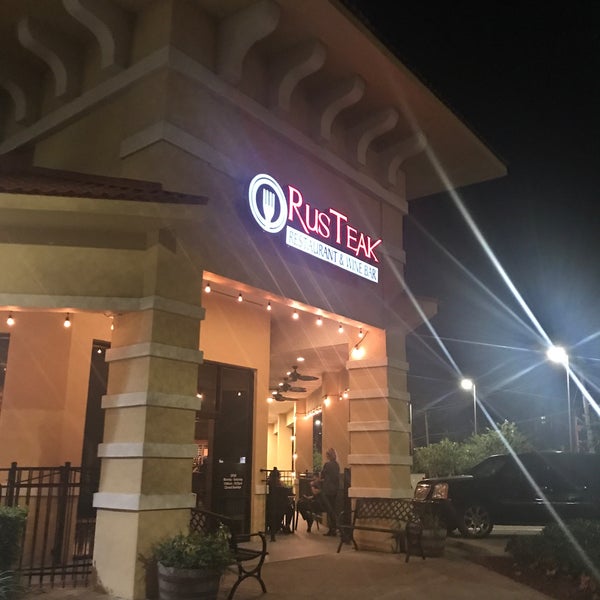 Foto tomada en RusTeak Restaurant And Wine Bar  por Tanya L. el 11/23/2019