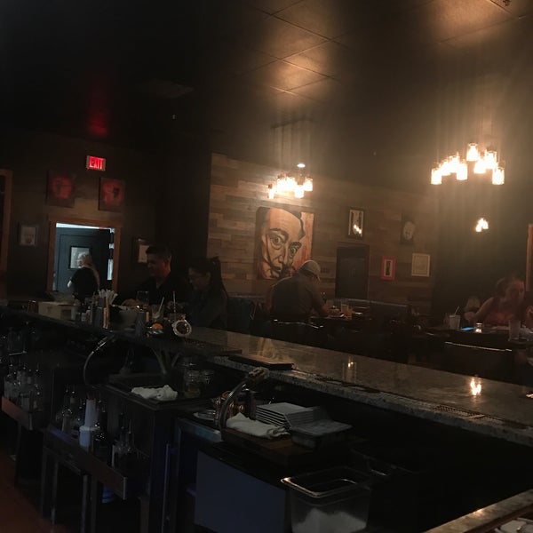 Photo prise au RusTeak Restaurant And Wine Bar par Tanya L. le8/10/2019