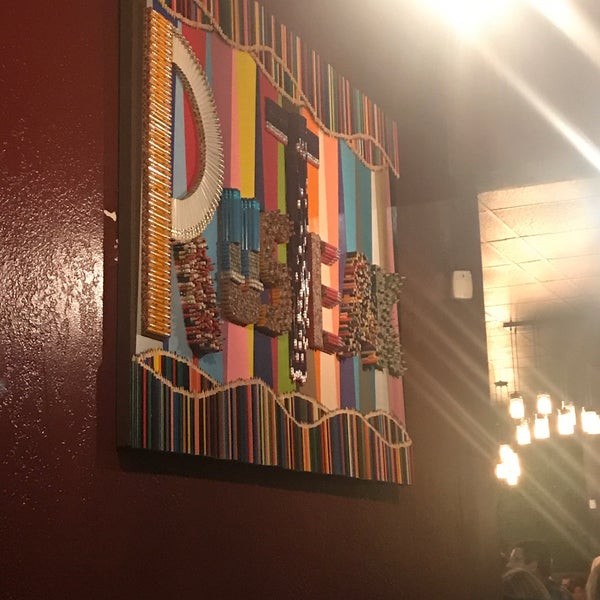 Photo prise au RusTeak Restaurant And Wine Bar par Tanya L. le12/7/2019