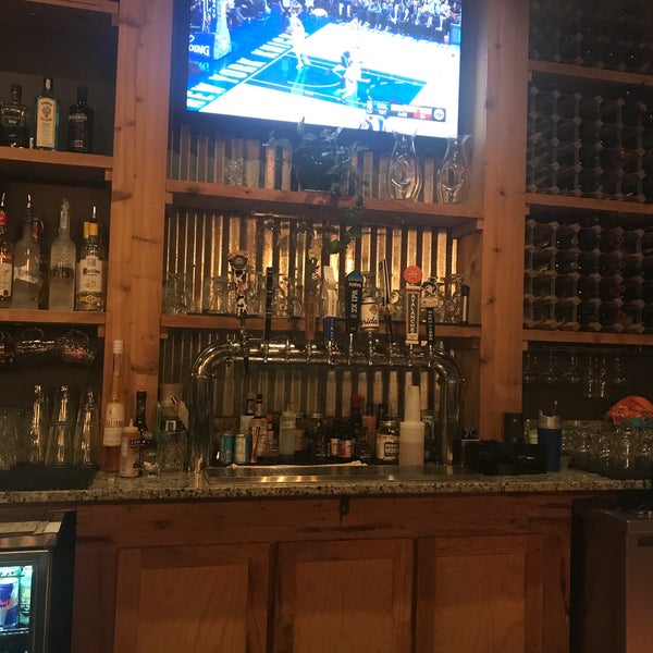 Photo prise au RusTeak Restaurant And Wine Bar par Tanya L. le11/15/2019