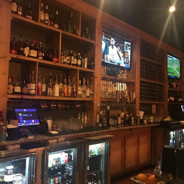 Photo prise au RusTeak Restaurant And Wine Bar par Tanya L. le7/26/2019