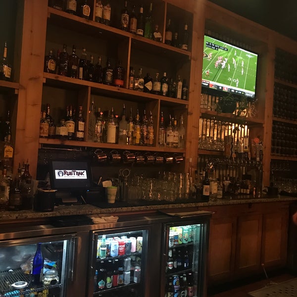 Photo prise au RusTeak Restaurant And Wine Bar par Tanya L. le10/8/2019