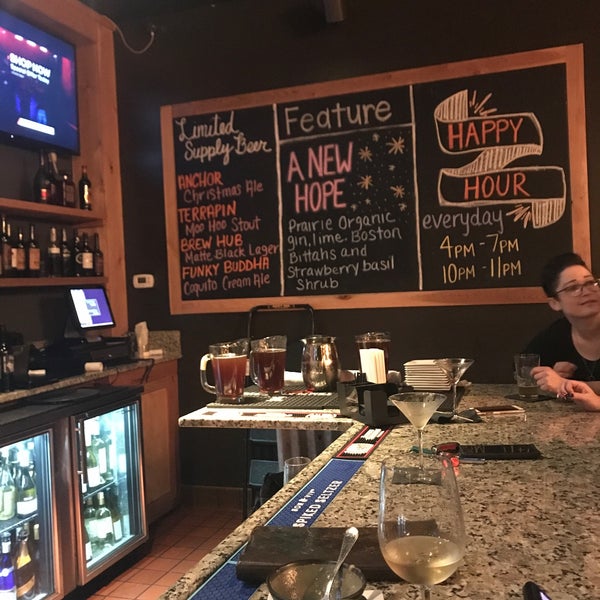 Photo prise au RusTeak Restaurant And Wine Bar par Tanya L. le12/14/2019