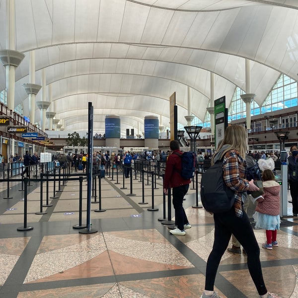 3/27/2021 tarihinde Tanya L.ziyaretçi tarafından Denver Uluslararası Havalimanı (DEN)'de çekilen fotoğraf